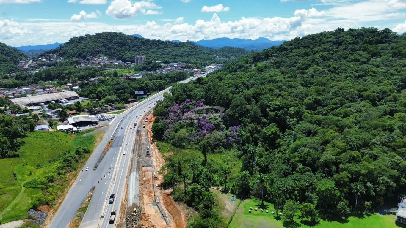 Terreno comercial com 35.106 m, fazendo frente para a BR 470 em 284 metros, e fundos em 107 metros. Terreno ideal para construção de galpão, centro comercial, loja, etc.. — foto 7