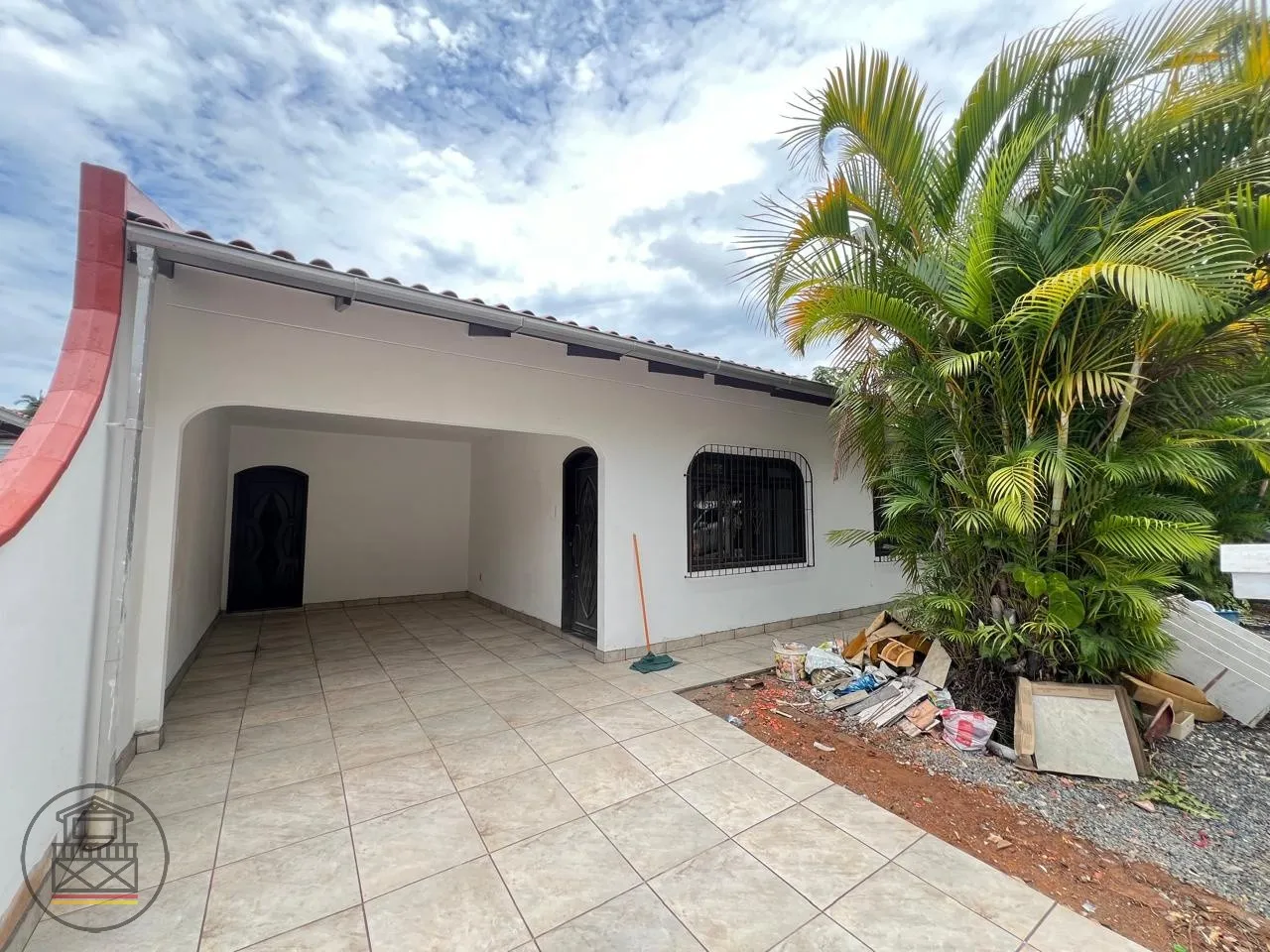 Casa baixa com excelente terreno no bairro Fortaleza. - foto 1