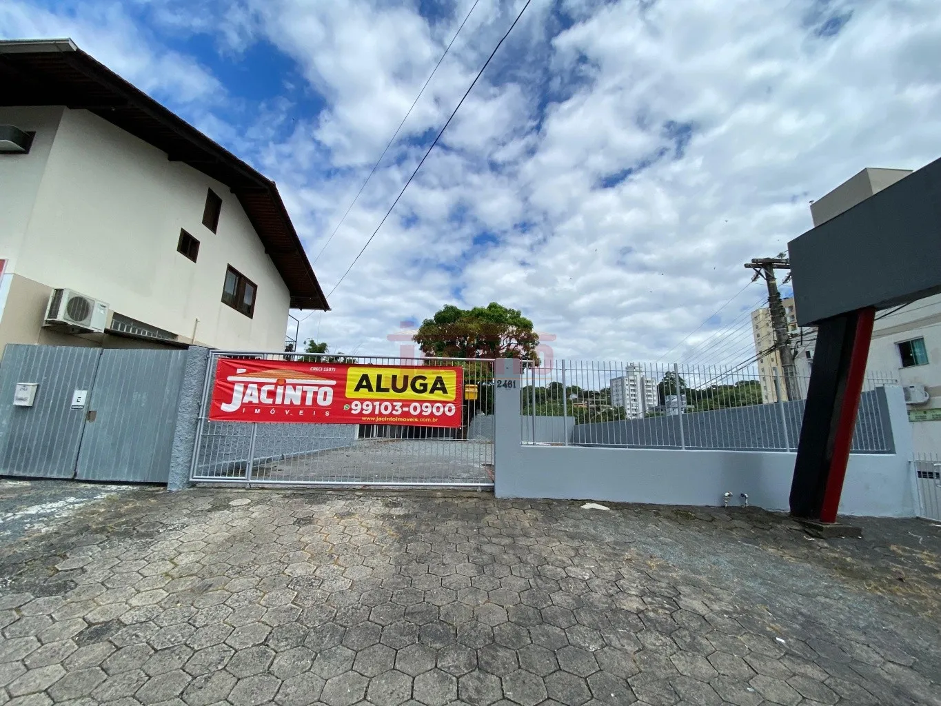 Galpão com aproximadamente 200m com amplo terreno, na rua geral do Bairro Fortaleza. - foto 1