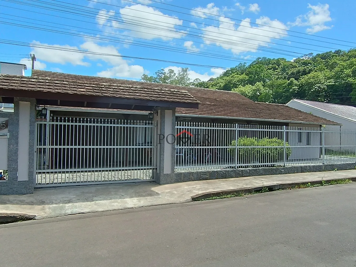OPORTUNIDADE INCRÍVEL Apenas 350m da Osterfest, bem central, com 212,11m de área construída, edificado num terreno com 414,00m, fazendo Frente em 23,00 metros. - foto 1