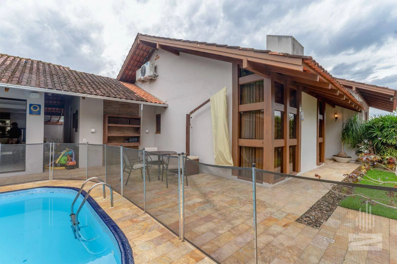 Linda Casa à Venda com 3 Dormitórios e Mobiliada no bairro Velha em Blumenau - foto 1