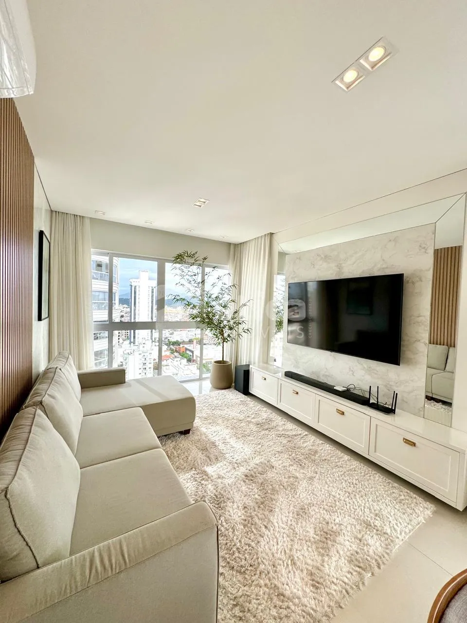 Apartamento finamente mobiliado e decorado no Centro - Balneário Camboriú. - foto 1