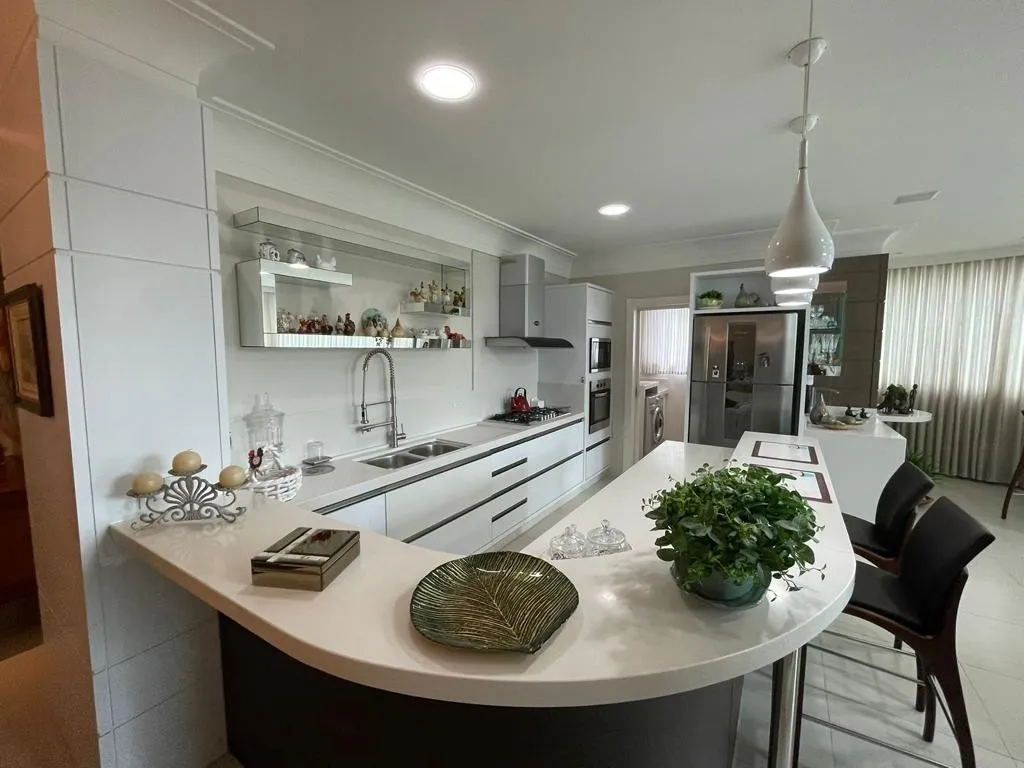 Apartamento em Balneária Camboriú, litoral, 03 suítes 04 vagas 02 depósitos e demais dependencias, mobiliado próximo ao mar - foto 1