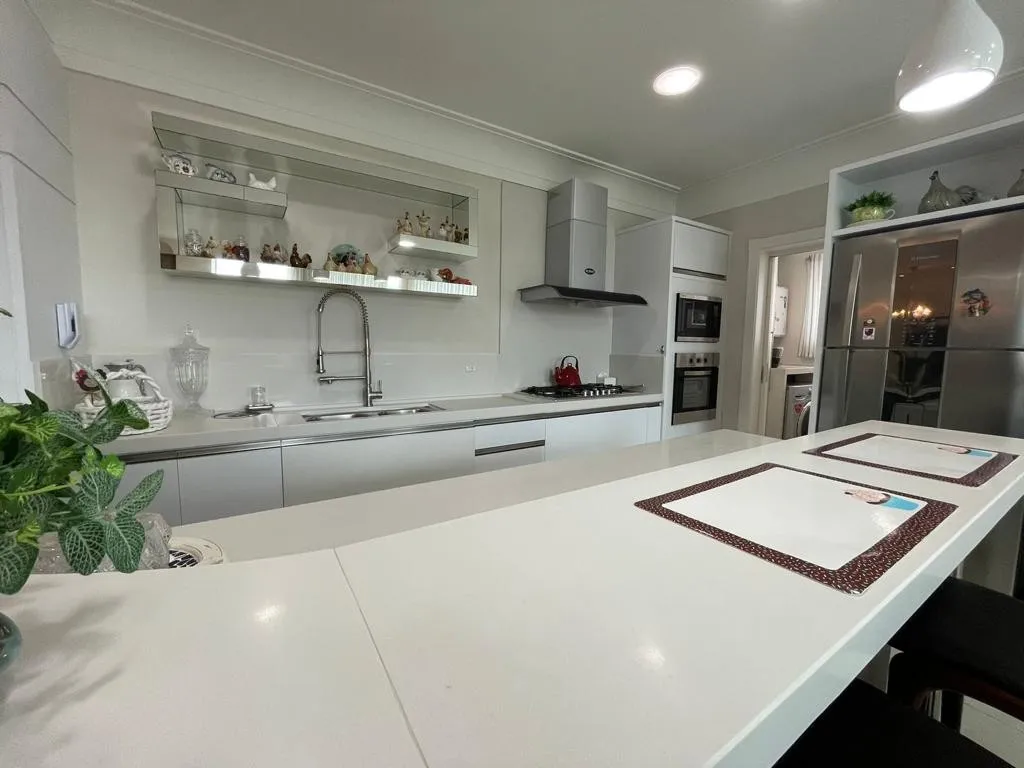 Apartamento em Balneária Camboriú, litoral, 03 suítes 04 vagas 02 depósitos e demais dependencias, mobiliado próximo ao mar — foto 2