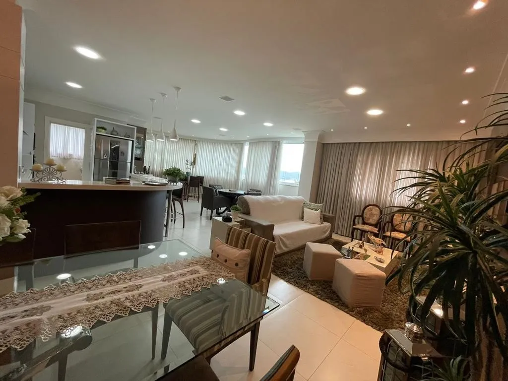 Apartamento em Balneária Camboriú, litoral, 03 suítes 04 vagas 02 depósitos e demais dependencias, mobiliado próximo ao mar — foto 3