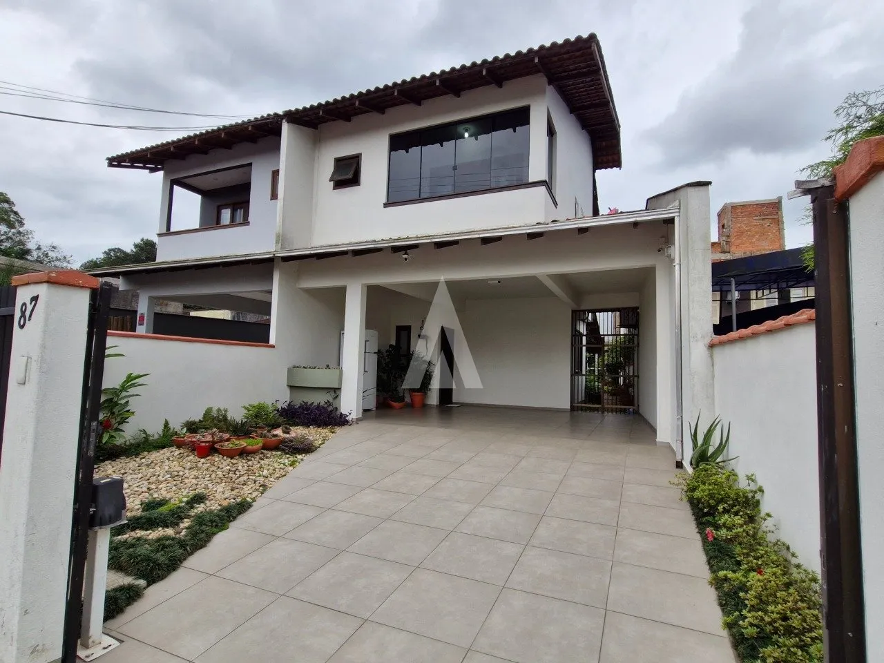 Sobrado Geminado com 1 suíte(s) mais 2 quarto(s) à venda no bairro Bom Retiro em Joinville, por R$ 750.000.00. - foto 1