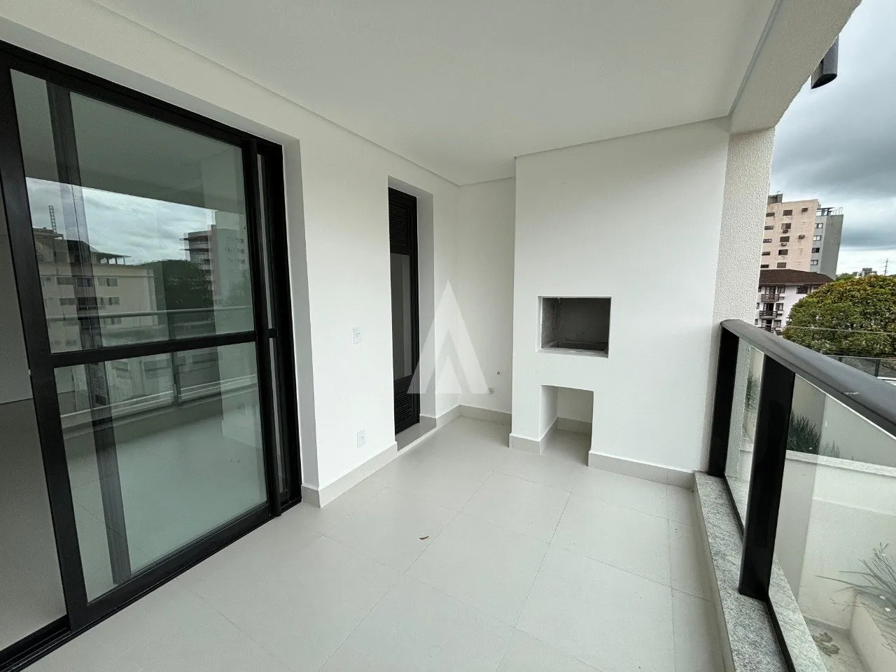 Apartamento com 1 suíte(s) mais 1 quarto(s) à venda no bairro Santo Antônio em JOINVILLE, por R$ 650.000.00. — foto 2
