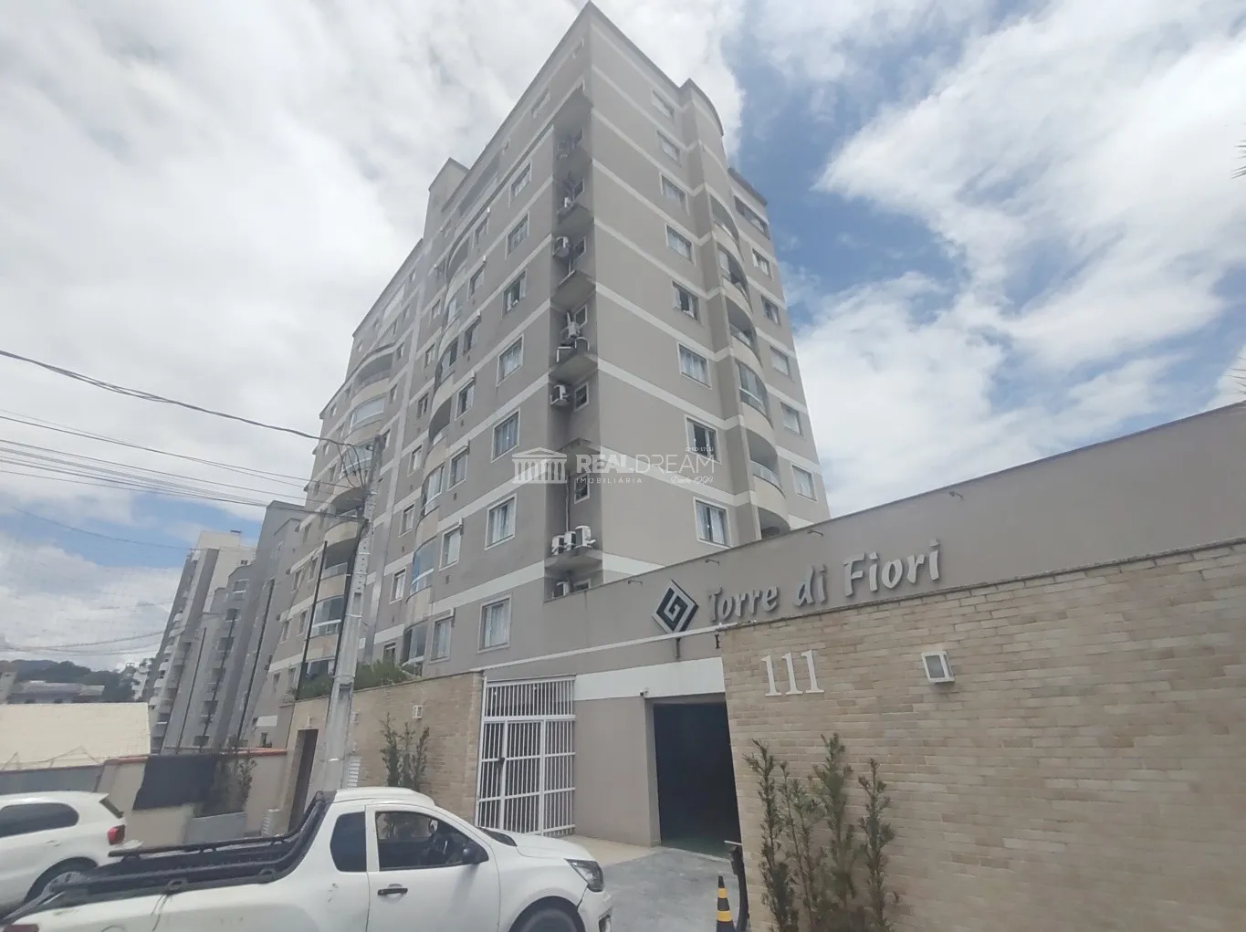 Sobrado de 2 suítes, sacada com churrasqueira, água quente a gás e 2 garagem. — foto 2