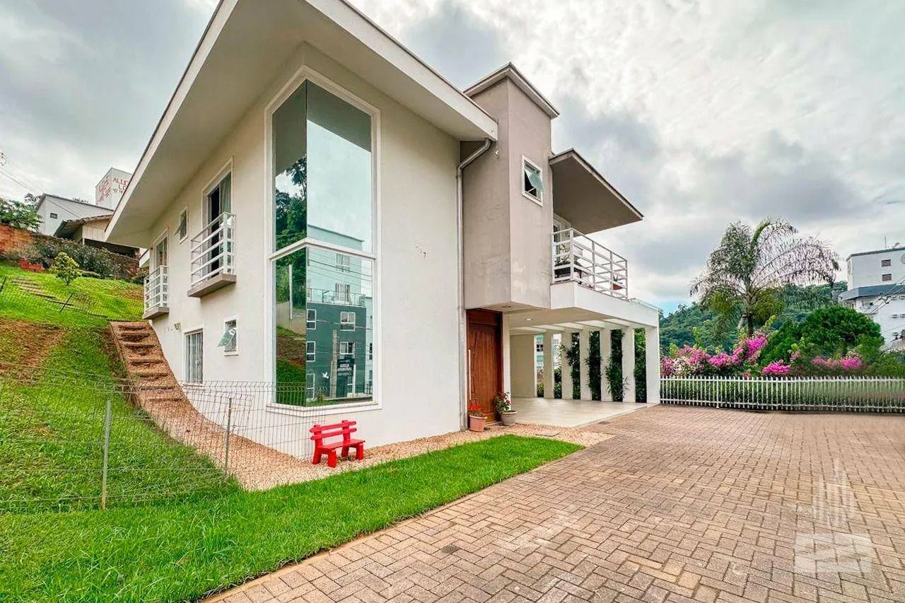 Casa à Venda com 3 Suítes e Ampla Área Externa no bairro Itoupava Seca em Blumenau - foto 1