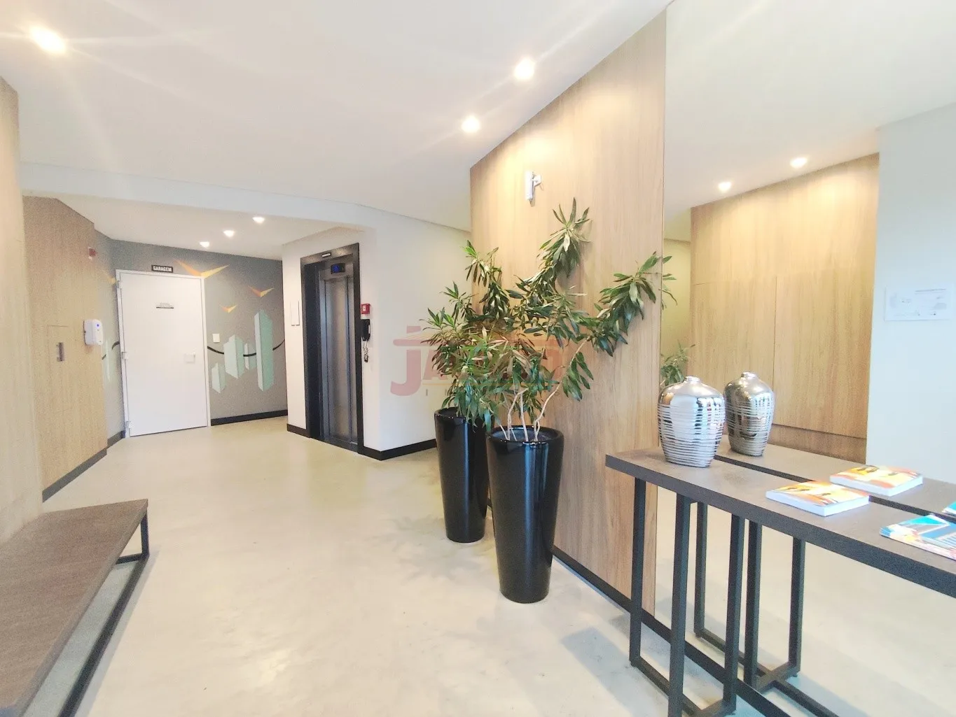 Lindo apartamento mobiliado com 1 suíte + 1 quarto (transformado em closet), ótima localização próximo da FURB. — foto 2