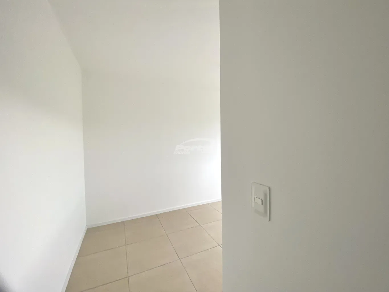 Excelente apartamento novo, localizado no HARAPAN RESIDENCIAL. Com 78m, o imovel contem 02 dormitórios, sala de estar com sacada integrada com vista para area verde, cozinha e sala de jantar conjugadas, banheiro social, área de serviço e 01 vaga de garagem. — foto 2