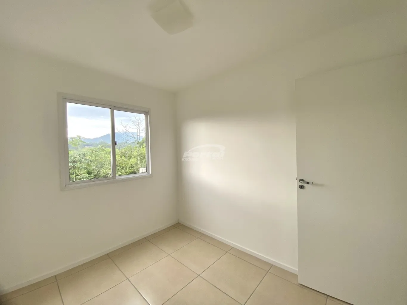 Excelente apartamento novo, localizado no HARAPAN RESIDENCIAL. Com 78m, o imovel contem 02 dormitórios, sala de estar com sacada integrada com vista para area verde, cozinha e sala de jantar conjugadas, banheiro social, área de serviço e 01 vaga de garagem. — foto 5