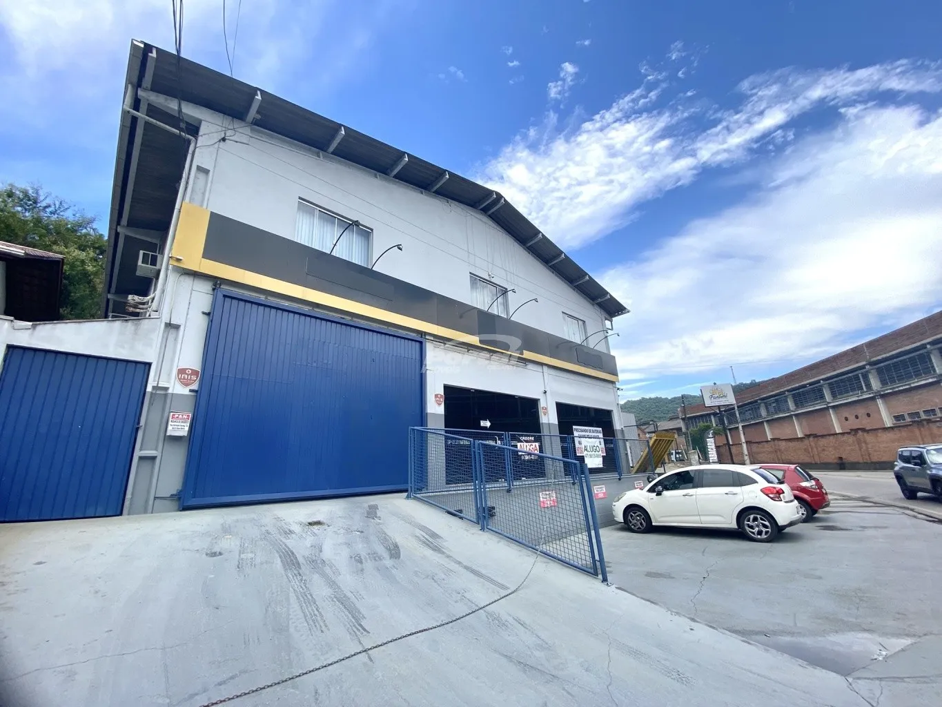 Com 450m, divididos em 2 pavimentos de 225m, O piso superior está atualmente configurado com diversas salas, amplo espaço com estação de trabalho, cozinha, banheiro e deposito, o piso inferior conta com 02 banheiros, espaço de galpão e 02 salas com vitrini. - foto 1