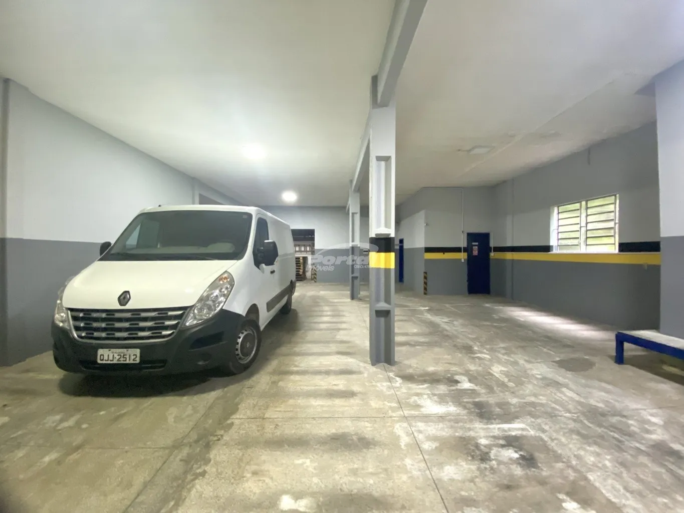 Com 450m, divididos em 2 pavimentos de 225m, O piso superior está atualmente configurado com diversas salas, amplo espaço com estação de trabalho, cozinha, banheiro e deposito, o piso inferior conta com 02 banheiros, espaço de galpão e 02 salas com vitrini. — foto 2