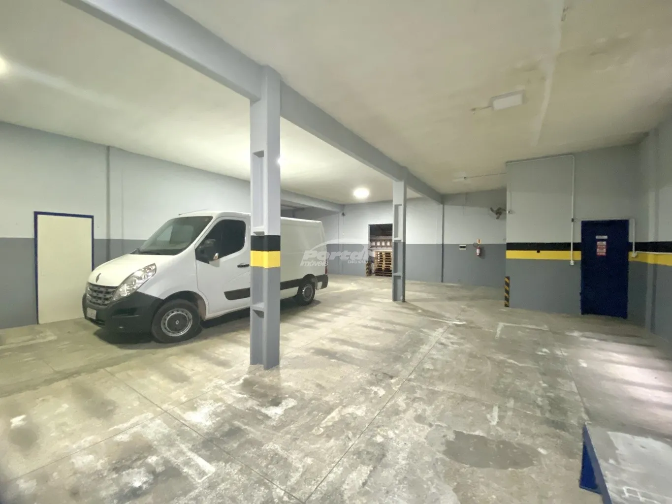 Com 450m, divididos em 2 pavimentos de 225m, O piso superior está atualmente configurado com diversas salas, amplo espaço com estação de trabalho, cozinha, banheiro e deposito, o piso inferior conta com 02 banheiros, espaço de galpão e 02 salas com vitrini. — foto 3