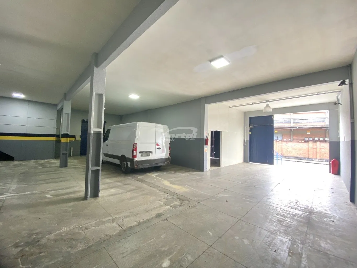 Com 450m, divididos em 2 pavimentos de 225m, O piso superior está atualmente configurado com diversas salas, amplo espaço com estação de trabalho, cozinha, banheiro e deposito, o piso inferior conta com 02 banheiros, espaço de galpão e 02 salas com vitrini. — foto 4