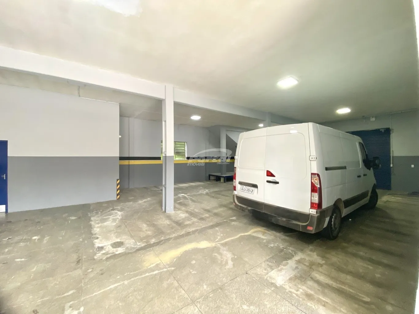 Com 450m, divididos em 2 pavimentos de 225m, O piso superior está atualmente configurado com diversas salas, amplo espaço com estação de trabalho, cozinha, banheiro e deposito, o piso inferior conta com 02 banheiros, espaço de galpão e 02 salas com vitrini. — foto 5