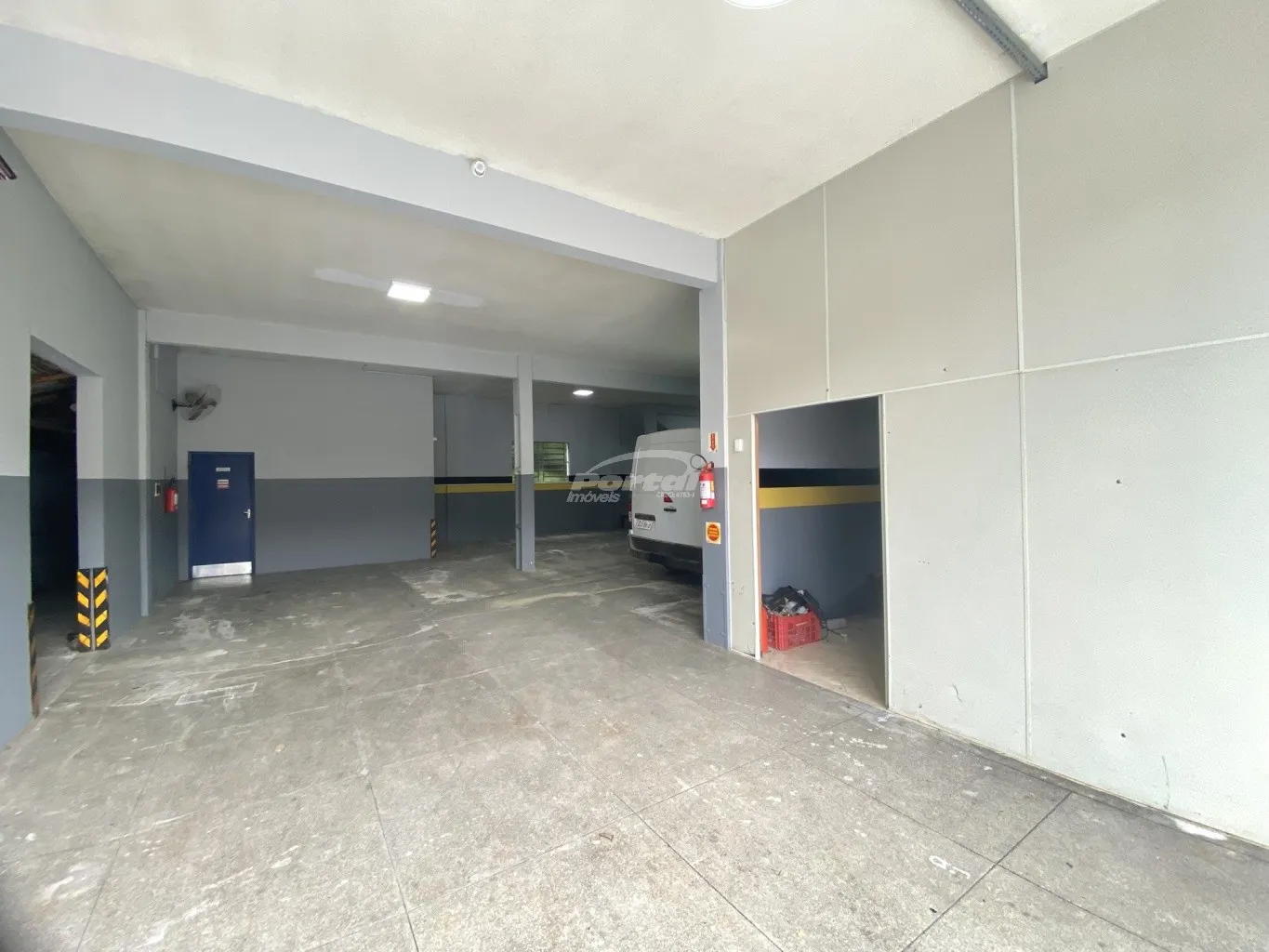 Com 450m, divididos em 2 pavimentos de 225m, O piso superior está atualmente configurado com diversas salas, amplo espaço com estação de trabalho, cozinha, banheiro e deposito, o piso inferior conta com 02 banheiros, espaço de galpão e 02 salas com vitrini. — foto 6