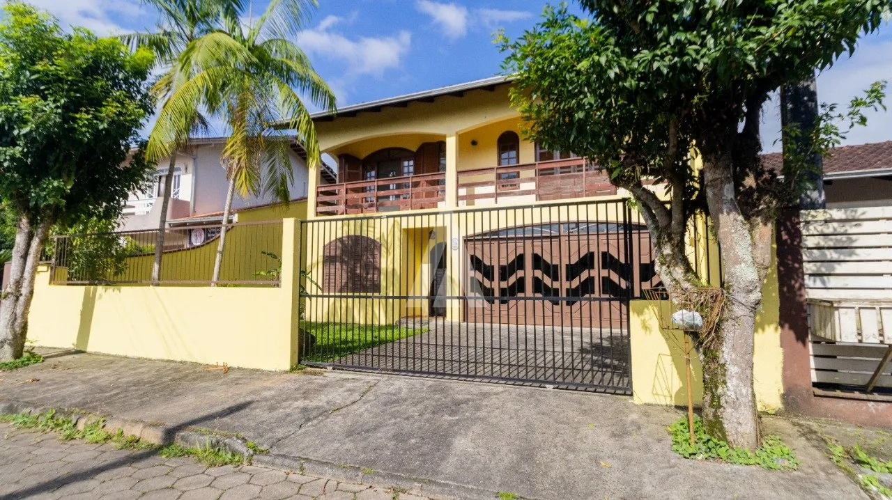 Casa com 2 suíte(s) mais 4 quarto(s) à venda no bairro São Marcos em Joinville, por R$ 1.200.000.00. — foto 2