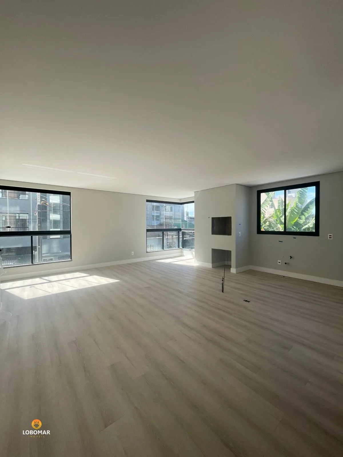 Apto com valor promocional! Com 3 dormitórios e 2 vagas, à apenas 400m do mar, n - foto 1