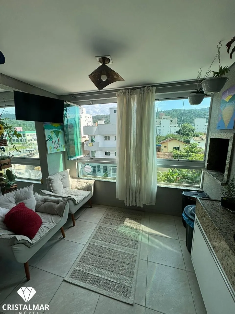 Apartamento a 500 metros da Praia de Bombas SC, frente a Rua, Mobiliado e decora - foto 1