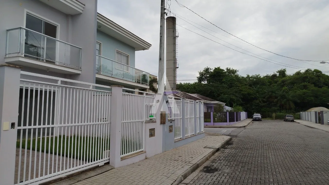 Sobrado Geminado com 1 suíte(s) mais 2 quarto(s) à venda no bairro Vila Nova em Joinville, por R$ 680.000.00. — foto 3