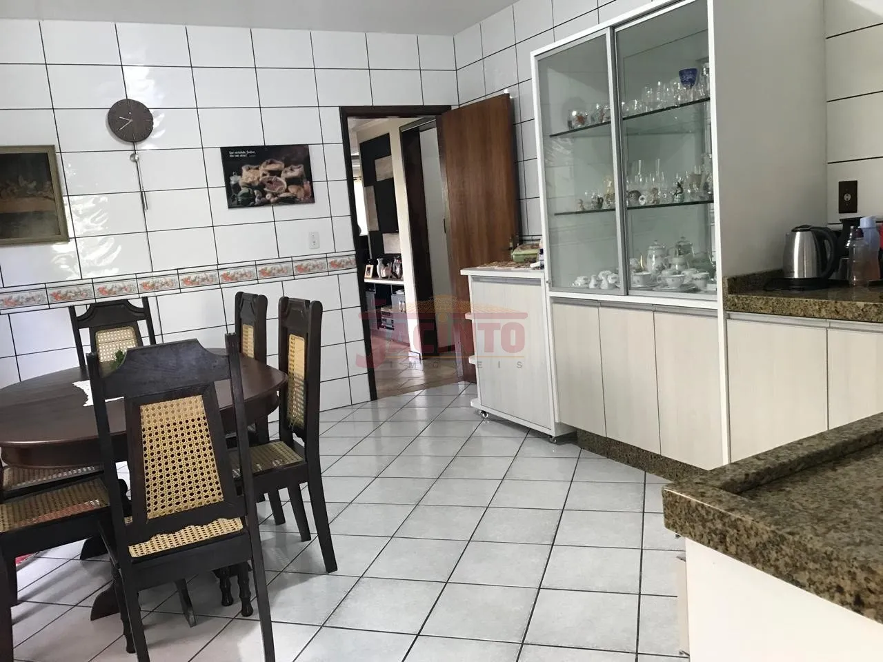 Casa de alvenaria, com 3 quartos sendo 1 suíte, garagem para 2 carros, no bairro Itoupava Central. — foto 2