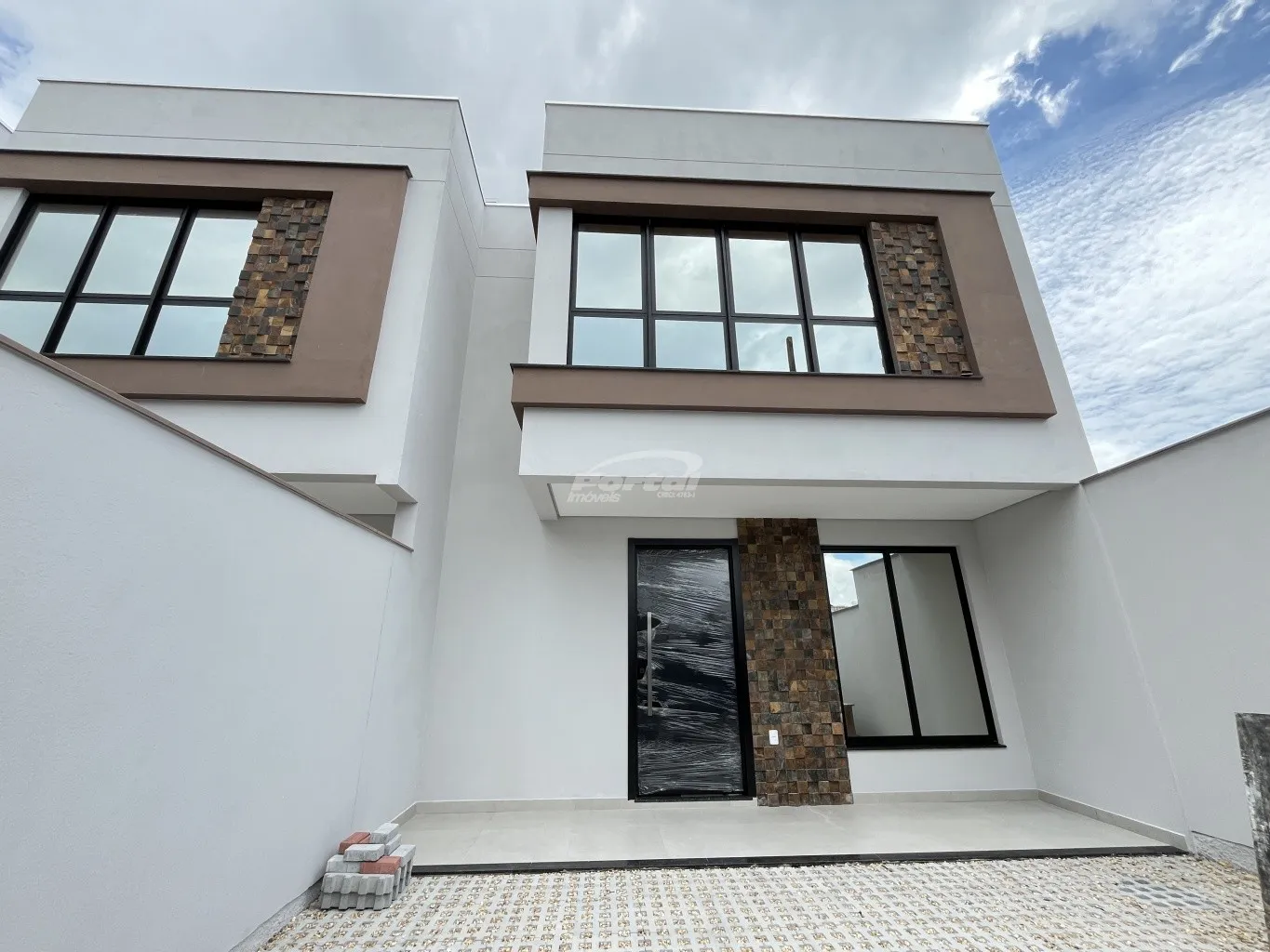 Lindo sobrado com 3 suítes apenas 600m do mar em Balneário Piçarras. - foto 1