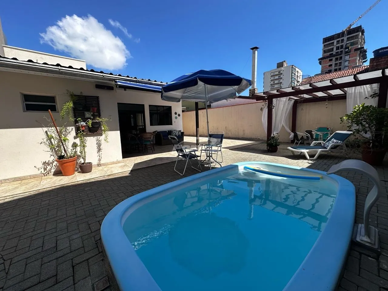 Linda casa com piscina e 3 quartos localizada apenas a 200m da praia e 800m do Beto Carrero em Penha - foto 1