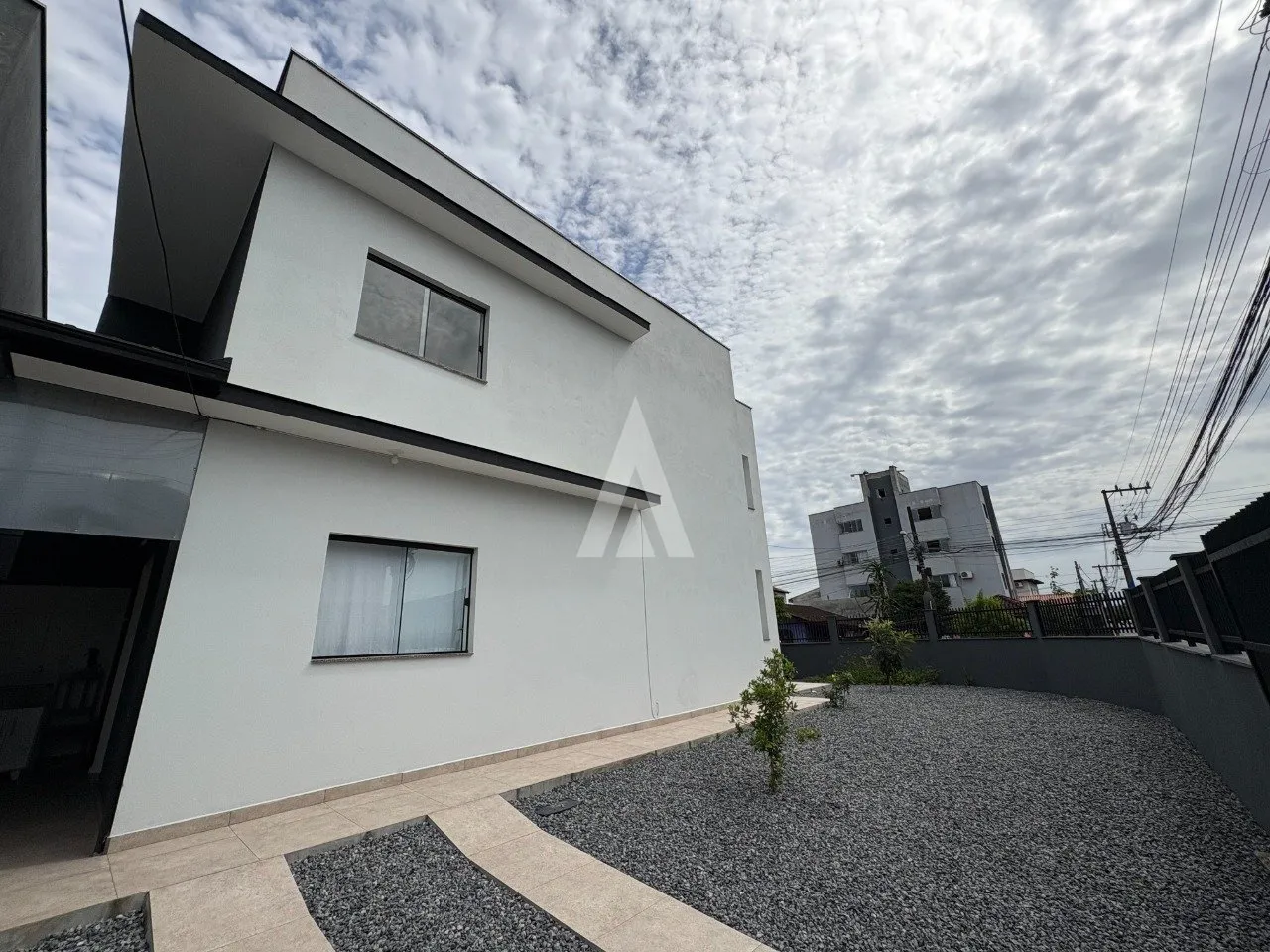 Sobrado de esquina com 3 quartos à venda no bairro Boa Vista em Joinville - SC, por R$ 445.000,00 - foto 1