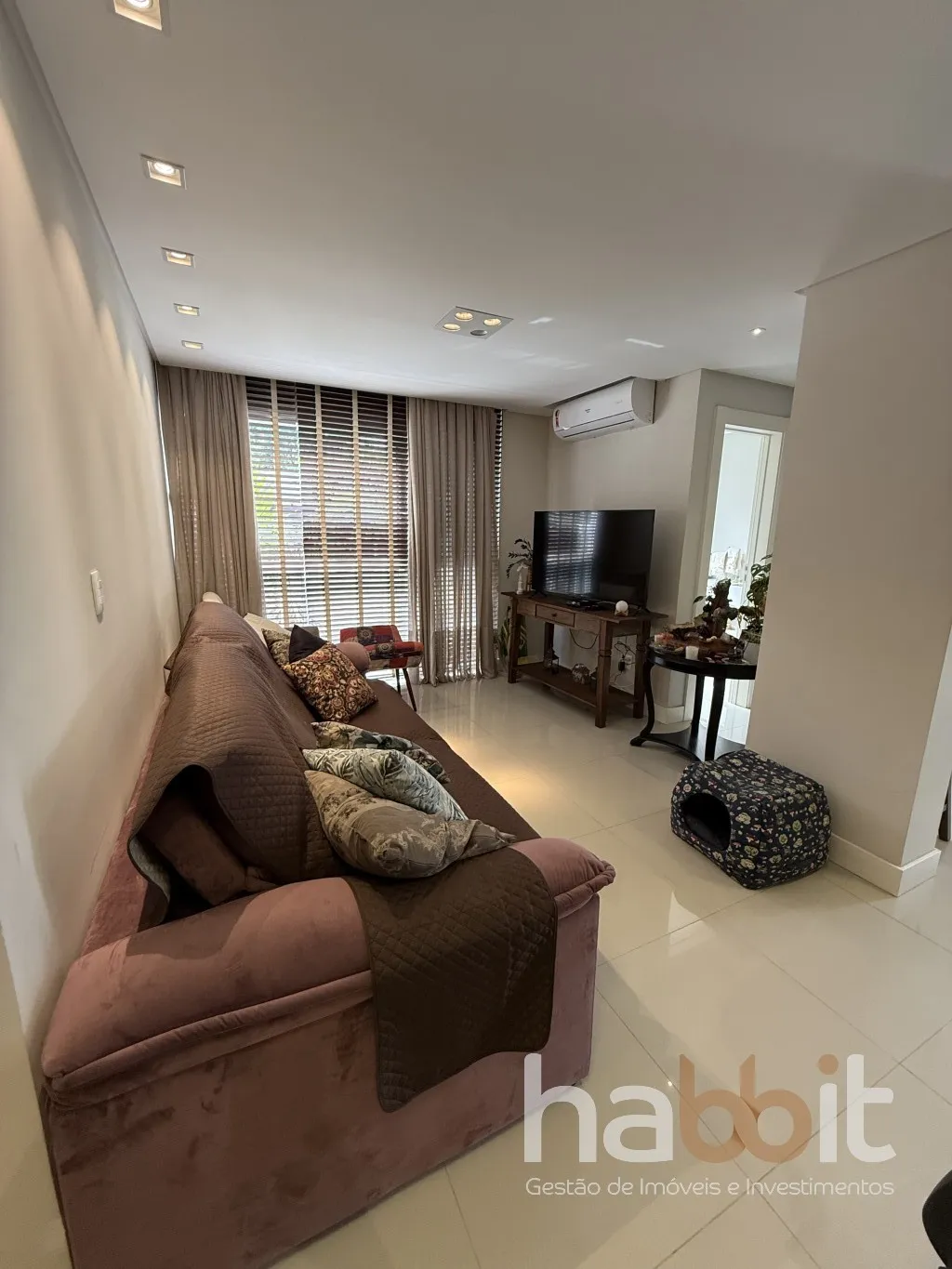 Apartamento mobiliado e decorado com 3 quartos sendo 1 suíte master com banheiro e 2 vagas de garagem na Itoupava Seca. — foto 2