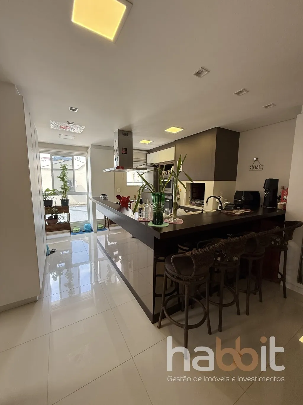 Apartamento mobiliado e decorado com 3 quartos sendo 1 suíte master com banheiro e 2 vagas de garagem na Itoupava Seca. — foto 3
