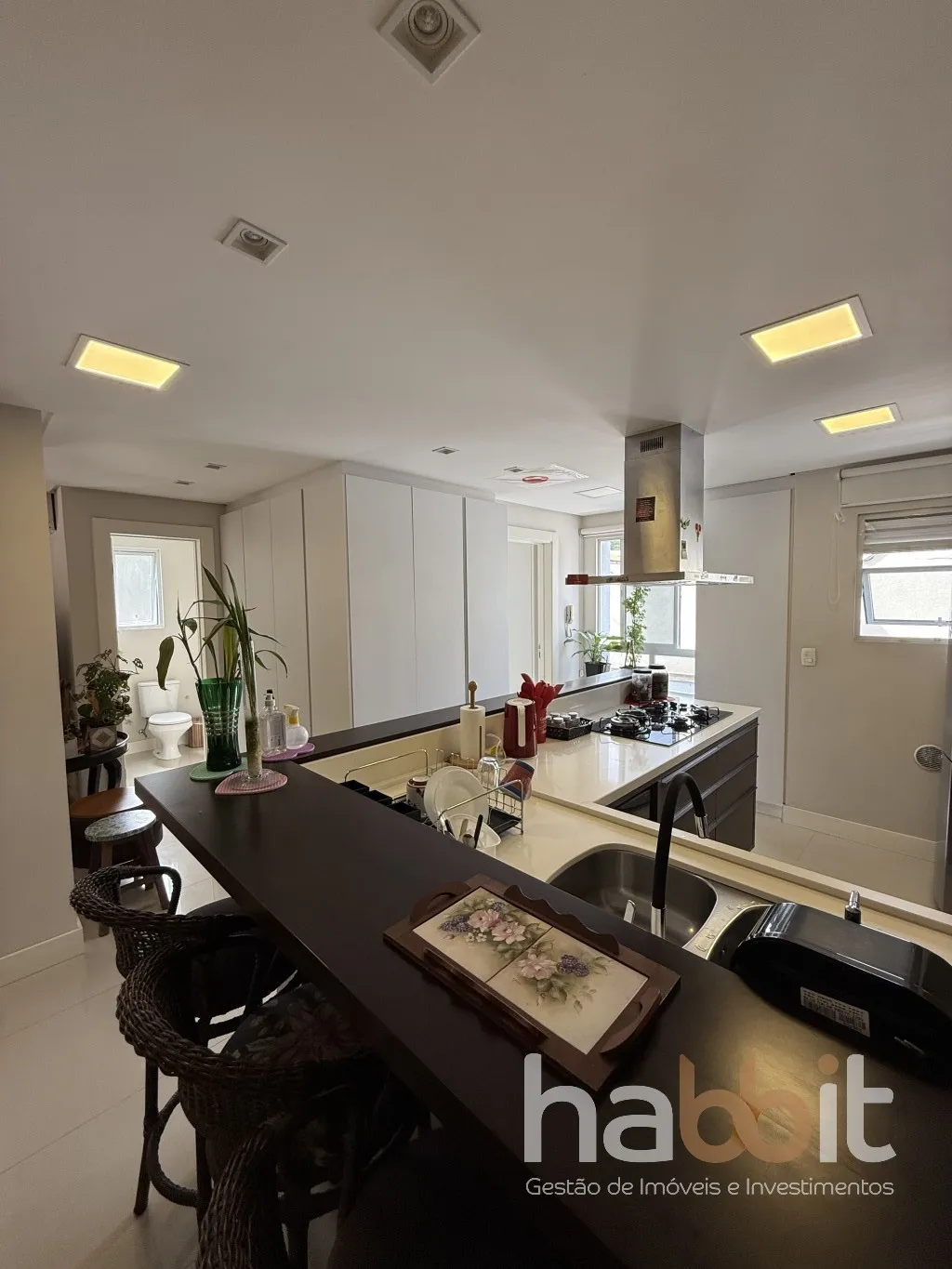 Apartamento mobiliado e decorado com 3 quartos sendo 1 suíte master com banheiro e 2 vagas de garagem na Itoupava Seca. — foto 4