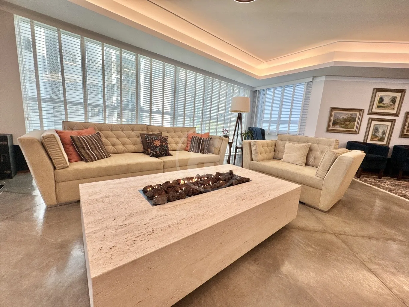 Apartamento de Alto Padrão, Mobiliado, com 217m privativos, 3 Dormitórios e 3 vagas individuais, para Venda, no bairro Jardim Blumenau em Blumenau/SC — foto 2