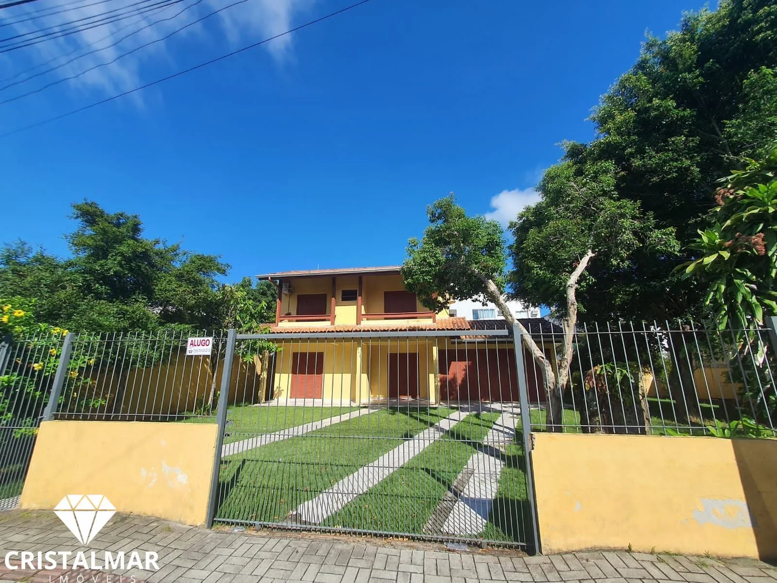 CASA ESPAÇOSA EM BOMBAS EM 2 TERRENOS COM MUITO VERDE! — foto 3