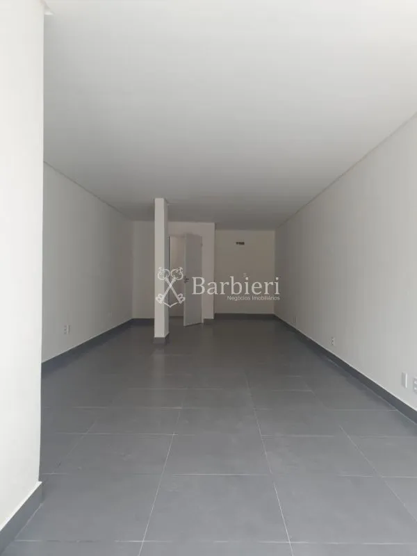 Loja comercial próxima à Rua Amazonas, com vitrine e uma vaga de estacionamento no bairro Garcia em Blumenau - foto 1