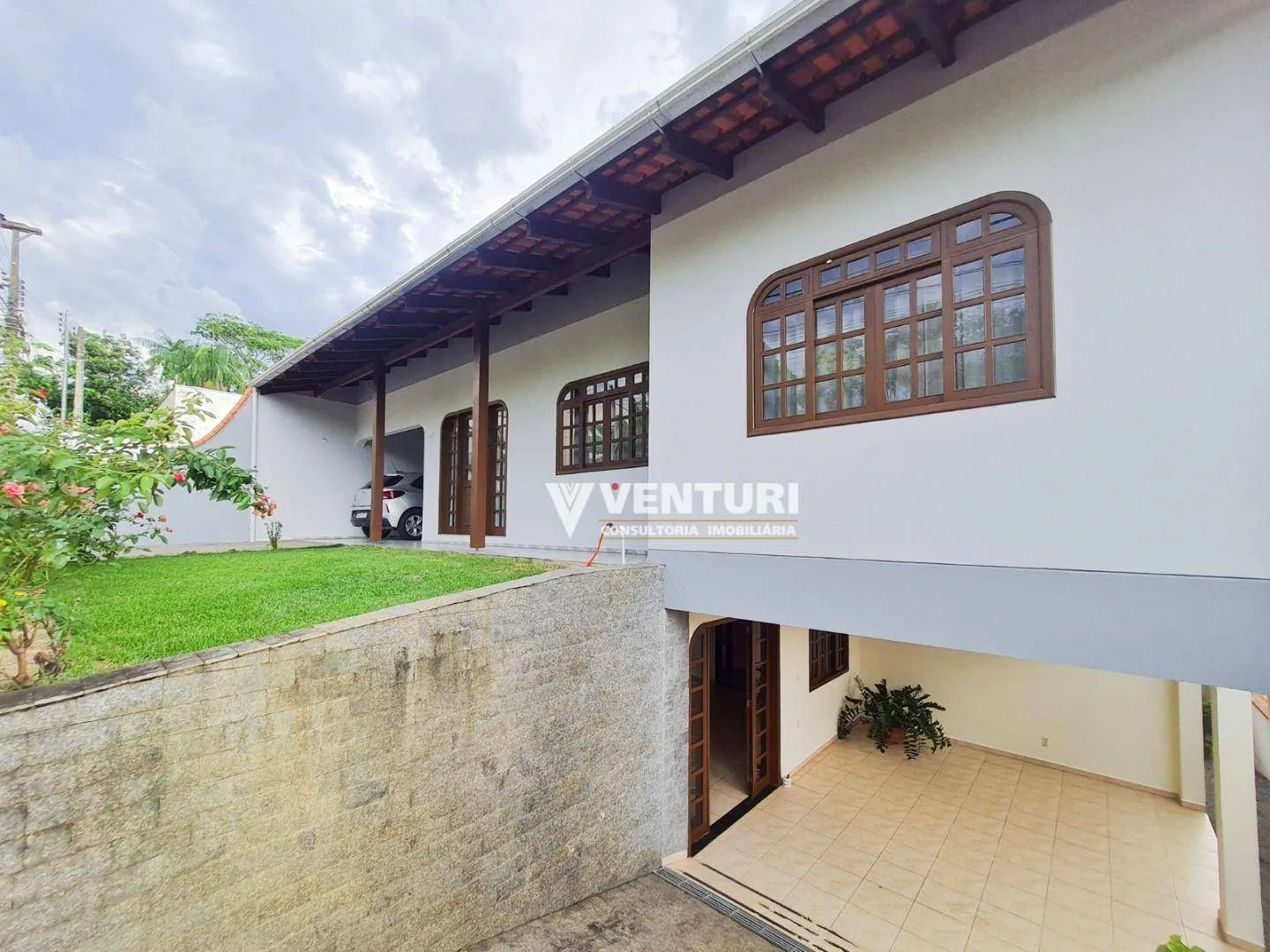 Casa com 5 dormitórios à venda, sendo uma suíte 250 m por R$ 1.100.000,00 - Velha - Blumenau/SC - foto 1