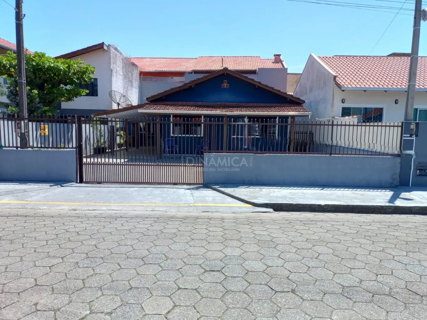 Casa com 4 dormitórios a menos de 400 metros da praia no centro de Penha! - foto 1