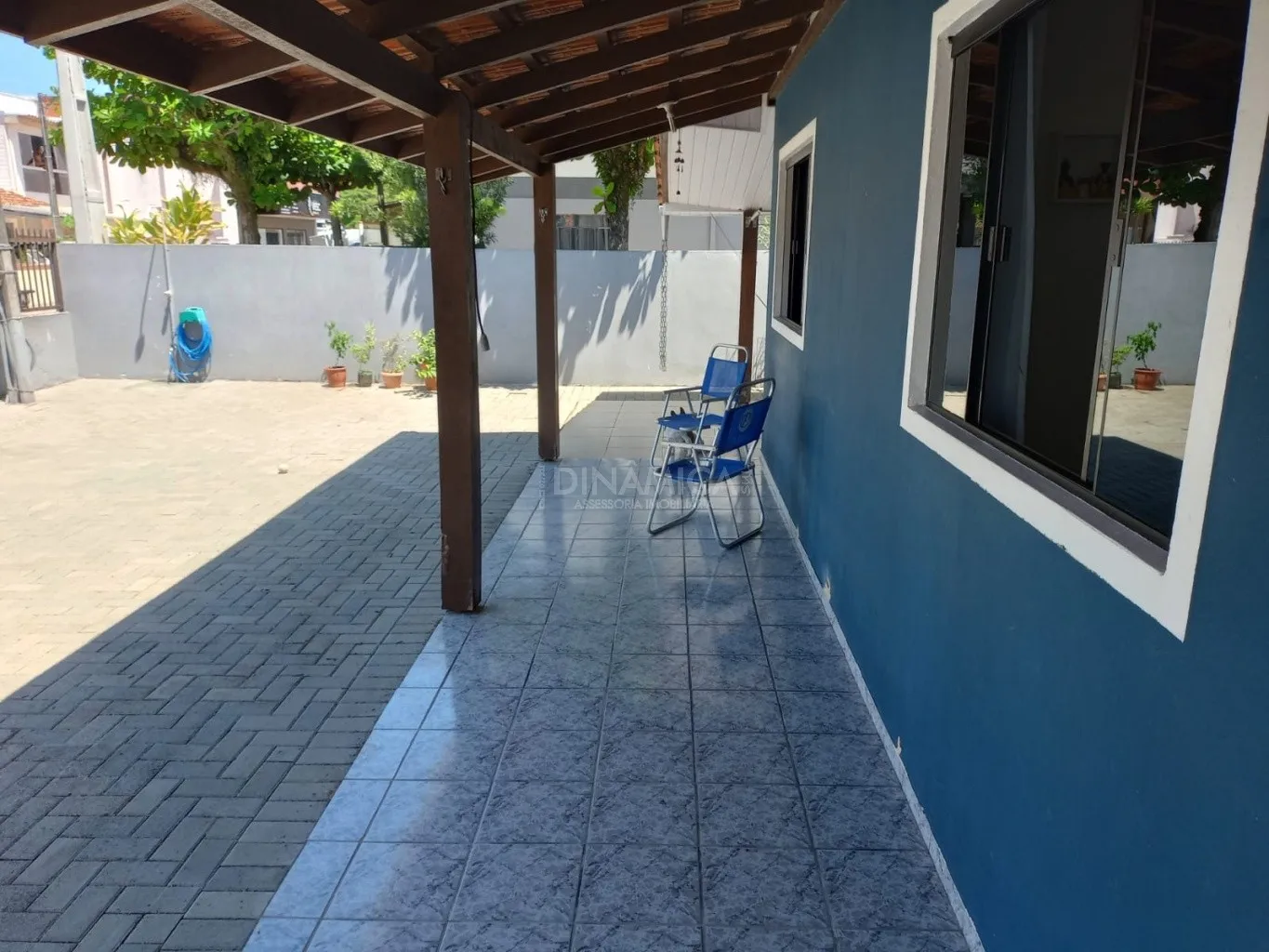 Casa com 4 dormitórios a menos de 400 metros da praia no centro de Penha! — foto 5