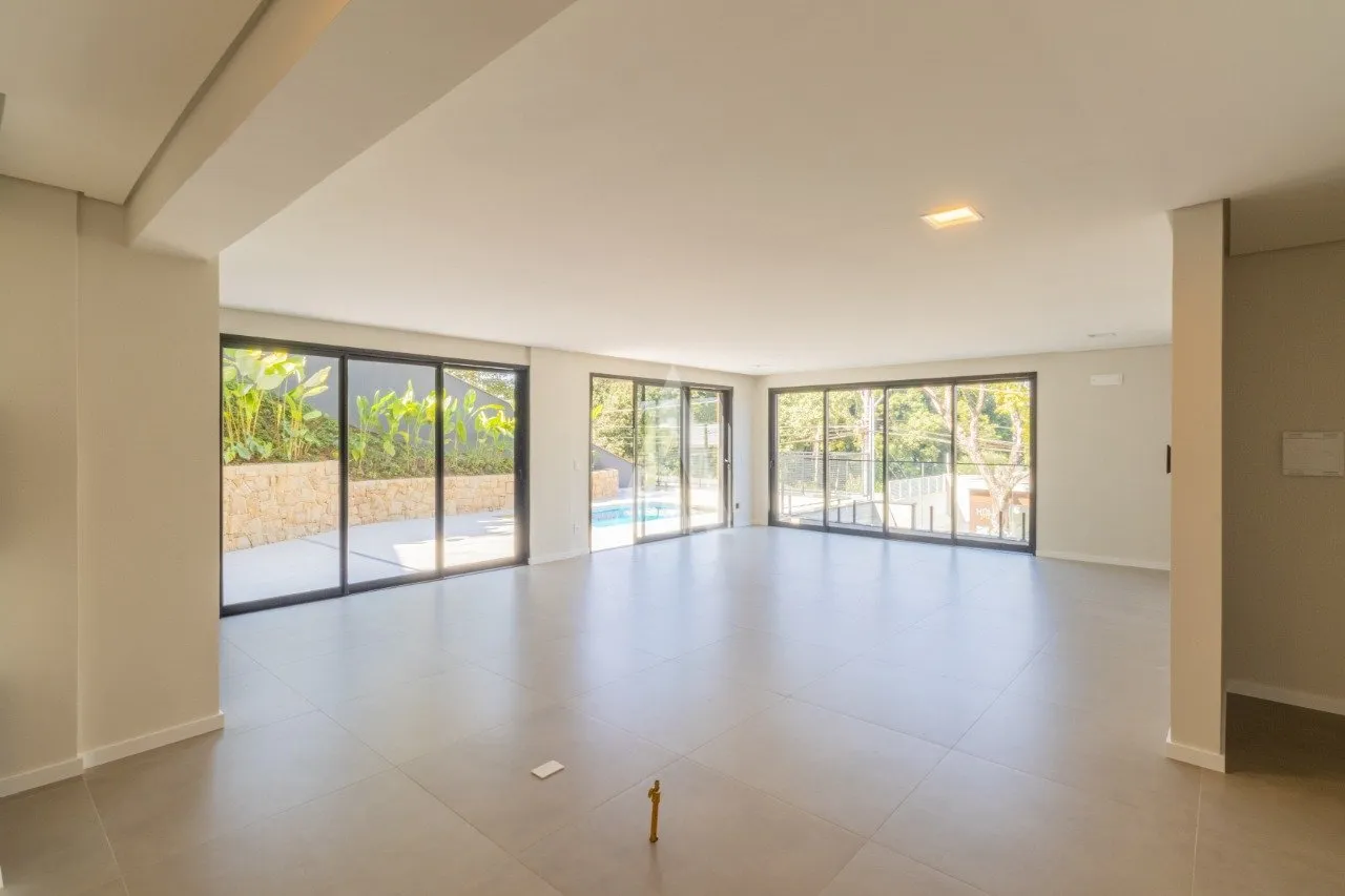 Casa com 3 suíte(s) à venda no bairro América em Joinville, por R$ 2.897.516.47. — foto 2