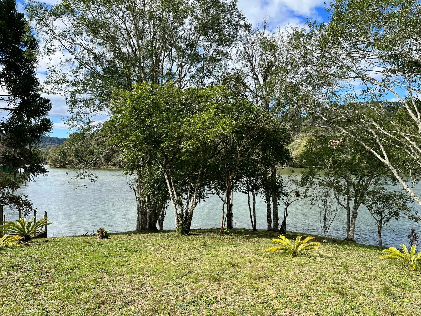 Terreno em loteamento de alto padrão na barragem em Alto Cedros. - foto 1
