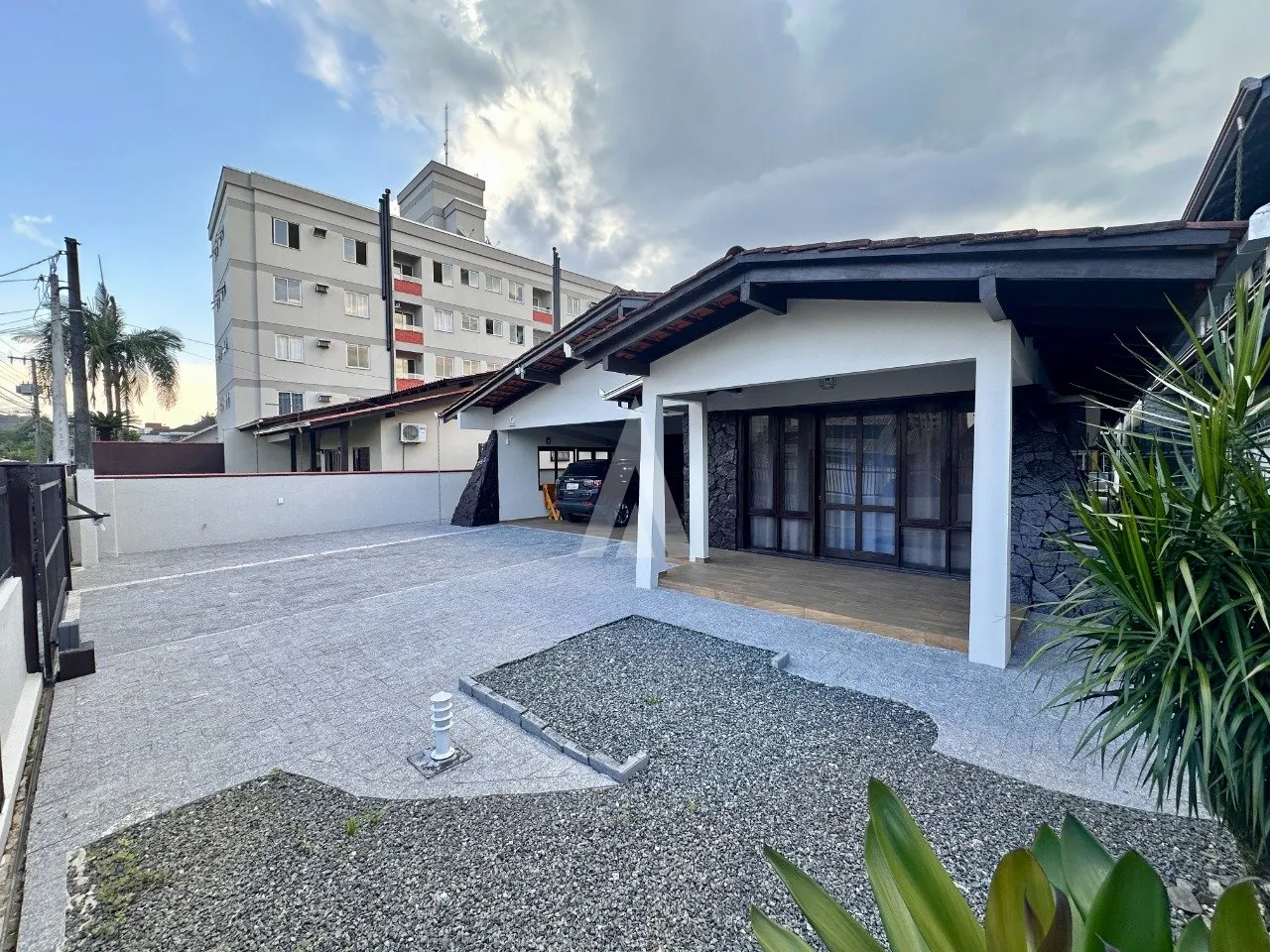 Casa com 1 suíte(s) mais 2 quarto(s) à venda no bairro Santo Antônio em Joinville, por R$ 1.350.000,00. - foto 1