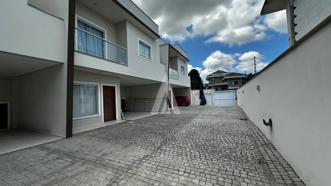 Casa em Condomínio com 1 suíte(s) mais 2 quarto(s) à venda no bairro Bom Retiro em Joinville, por R$700.000.00. - foto 1