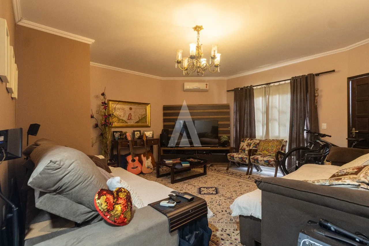 Sobrado com 1 suíte(s) mais 2 quarto(s) à venda no bairro Saguaçu em Joinville, por R$ 930.000.00. — foto 2