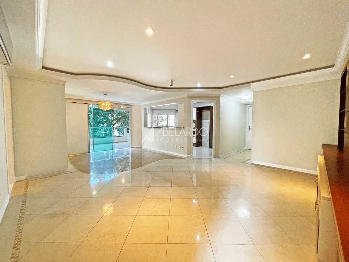 APARTAMENTO SEMIMOBILIADO COM TRÊS DORMITÓRIOS, TERRAÇO E PISCINA PRIVATIVOS E DUAS VAGAS DE GARAGEM INDIVIDUAIS - BAIRRO VICTOR KONDER — foto 2