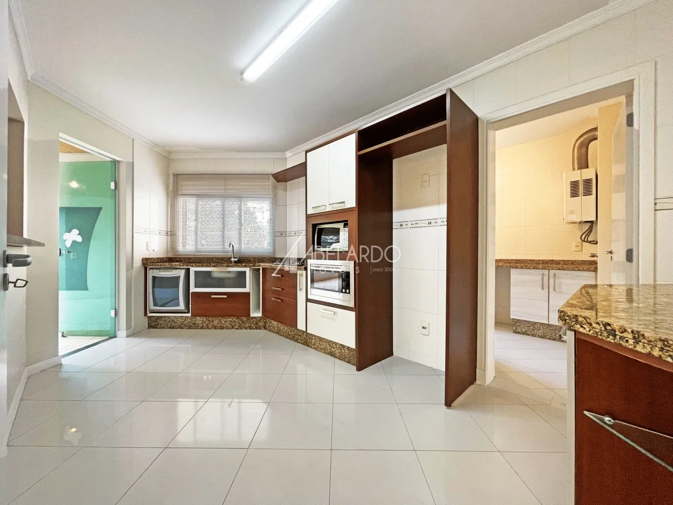 APARTAMENTO SEMIMOBILIADO COM TRÊS DORMITÓRIOS, TERRAÇO E PISCINA PRIVATIVOS E DUAS VAGAS DE GARAGEM INDIVIDUAIS - BAIRRO VICTOR KONDER — foto 5
