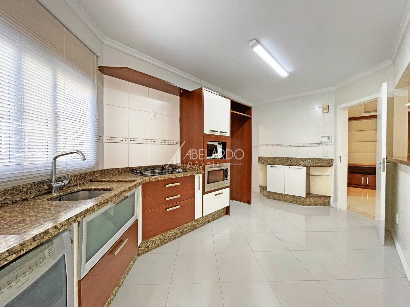APARTAMENTO SEMIMOBILIADO COM TRÊS DORMITÓRIOS, TERRAÇO E PISCINA PRIVATIVOS E DUAS VAGAS DE GARAGEM INDIVIDUAIS - BAIRRO VICTOR KONDER — foto 7