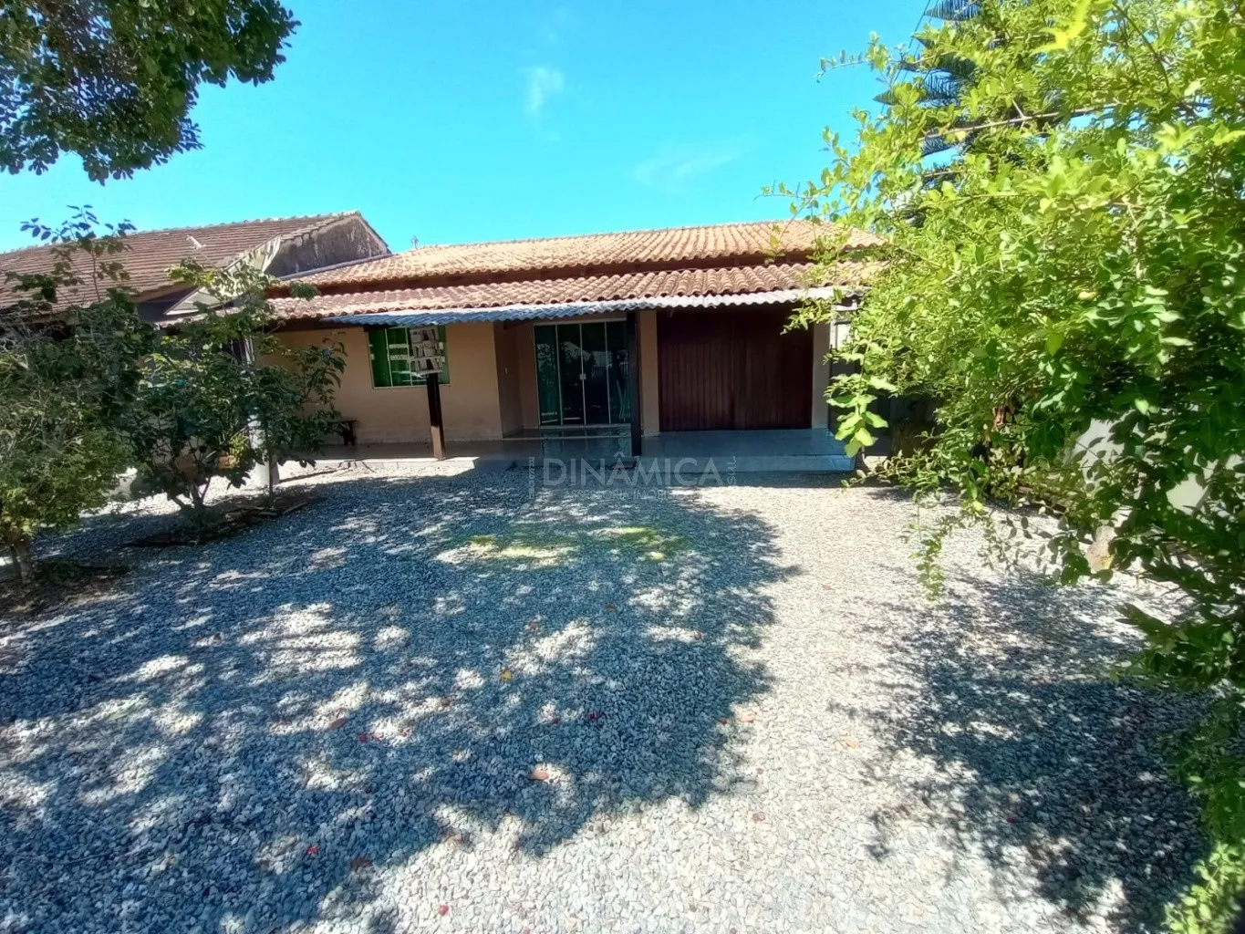 Casa à venda com três dormitórios e amplo terreno na praia de Penha! — foto 3