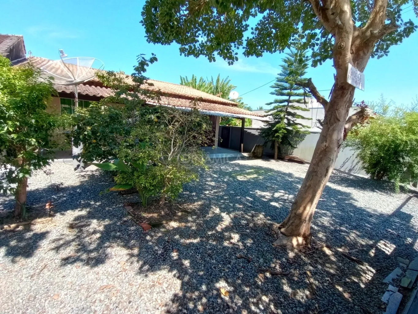Casa à venda com três dormitórios e amplo terreno na praia de Penha! — foto 4