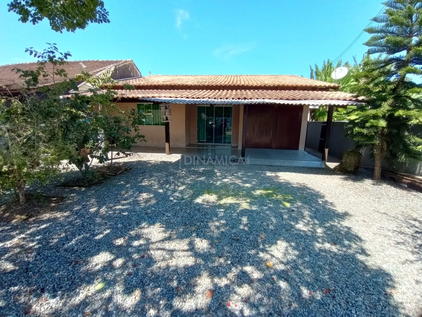 Casa à venda com três dormitórios e amplo terreno na praia de Penha! - foto 1